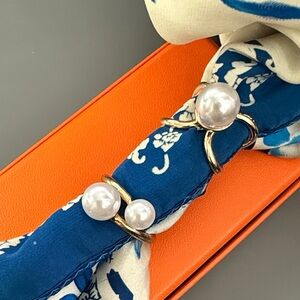 2-Pack scarf rings with golden accents and pearl